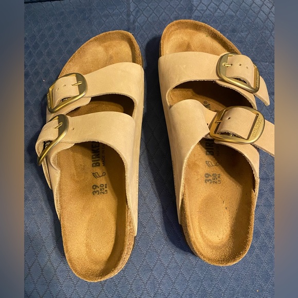 Birkenstock Beige Sandals with Gold Buckles 8-8.5 Size 39. Sandcastle Color EUC - Picture 7 of 16